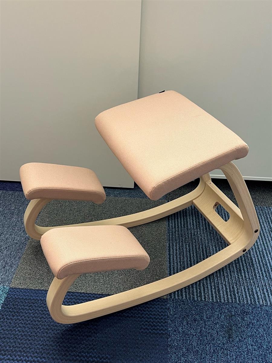 Varier Variable REV414 Balans Kniestuhl - Stoff Aprikose 100213 Gestell Esche Natur