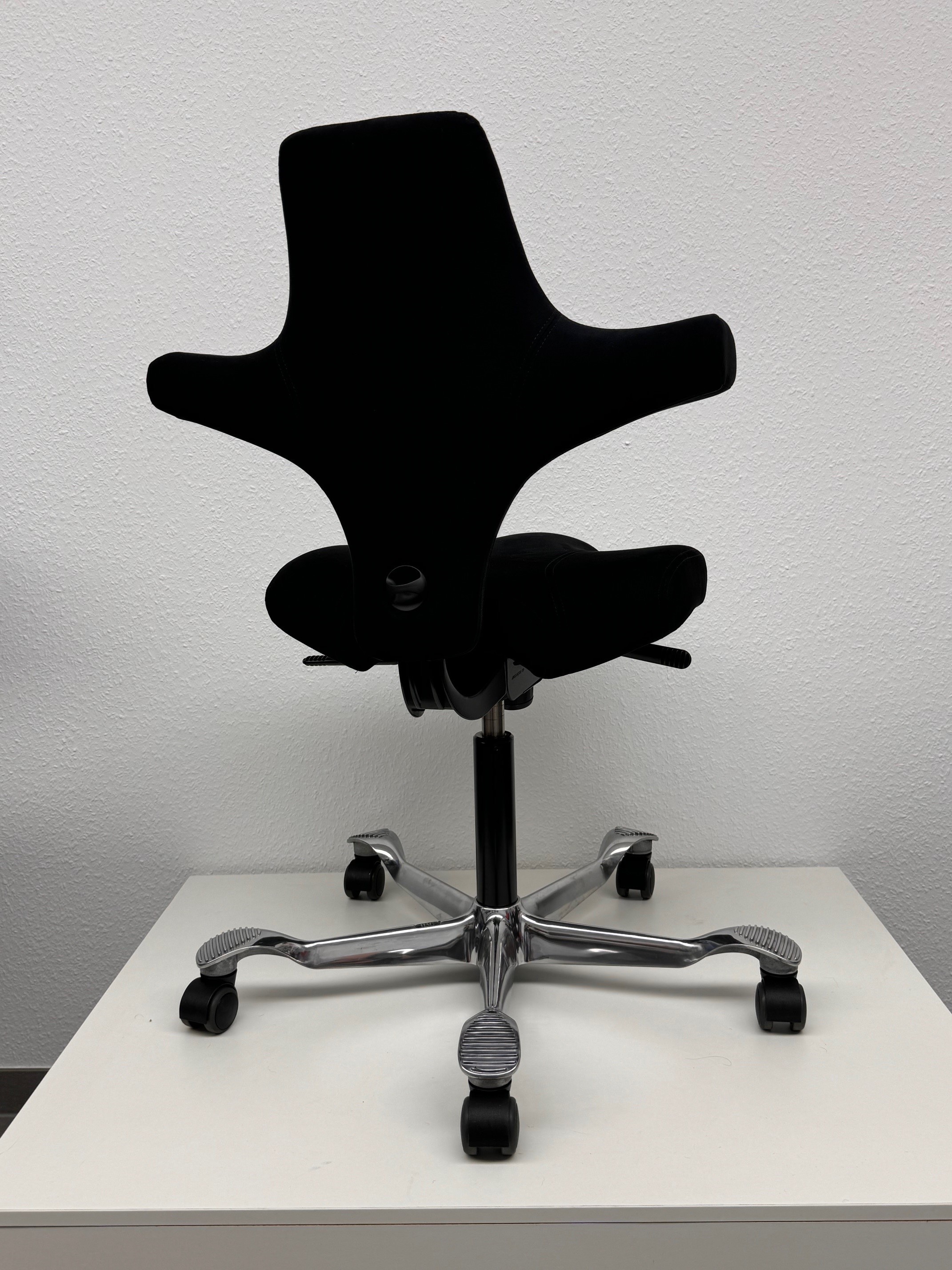 HAG Capisco 8106 - Ausstellungsstück - Bezug Microfaser Schwarz