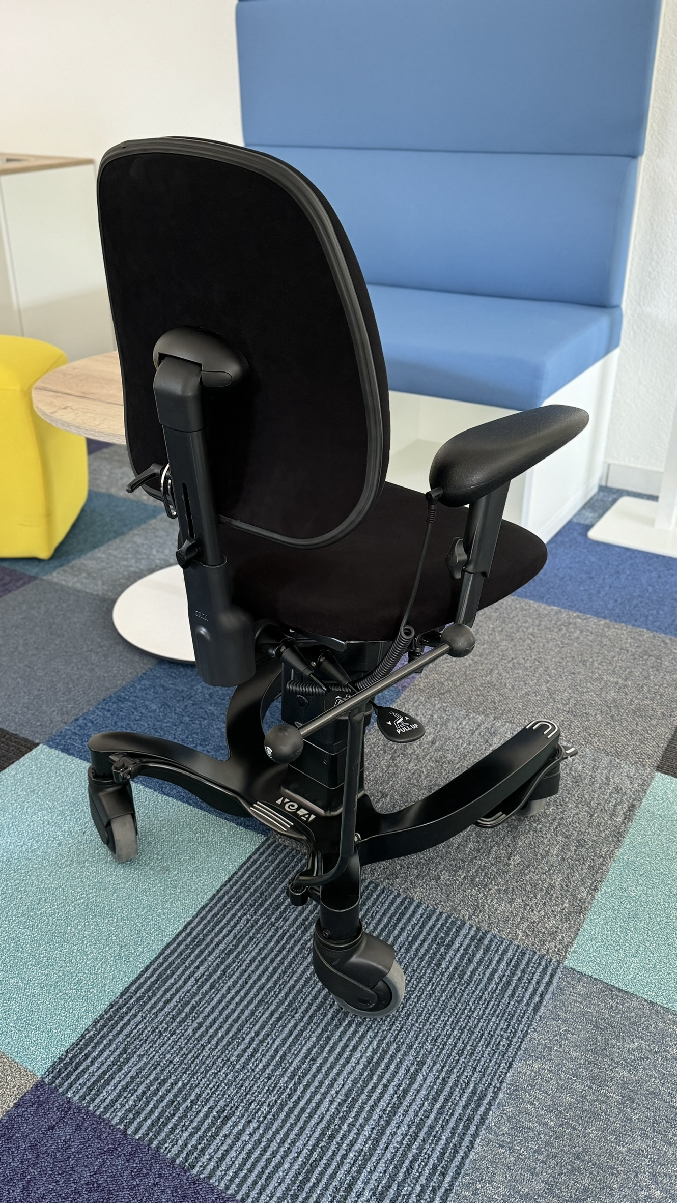 Vela 700E Therapiestuhl Trippelstuhl Sofort Lieferbar in Comfort Schwarz