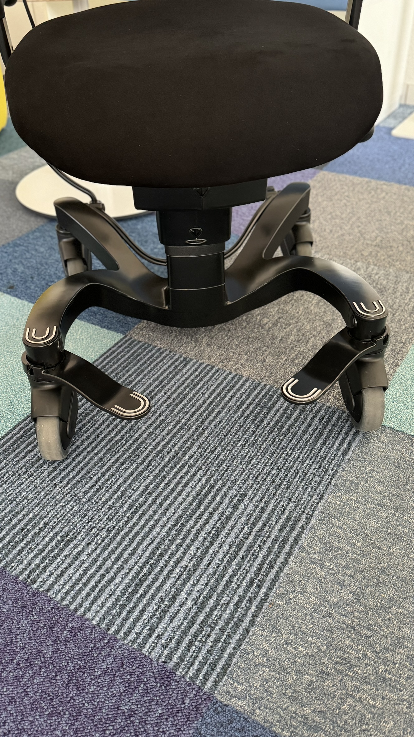 Vela 700E Therapiestuhl Trippelstuhl Sofort Lieferbar in Comfort Schwarz