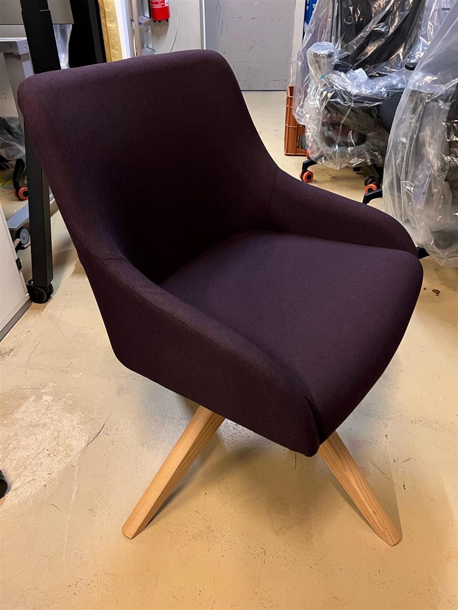 Assmann Loungesessel Lila Holzgestell Ausstellungsstück