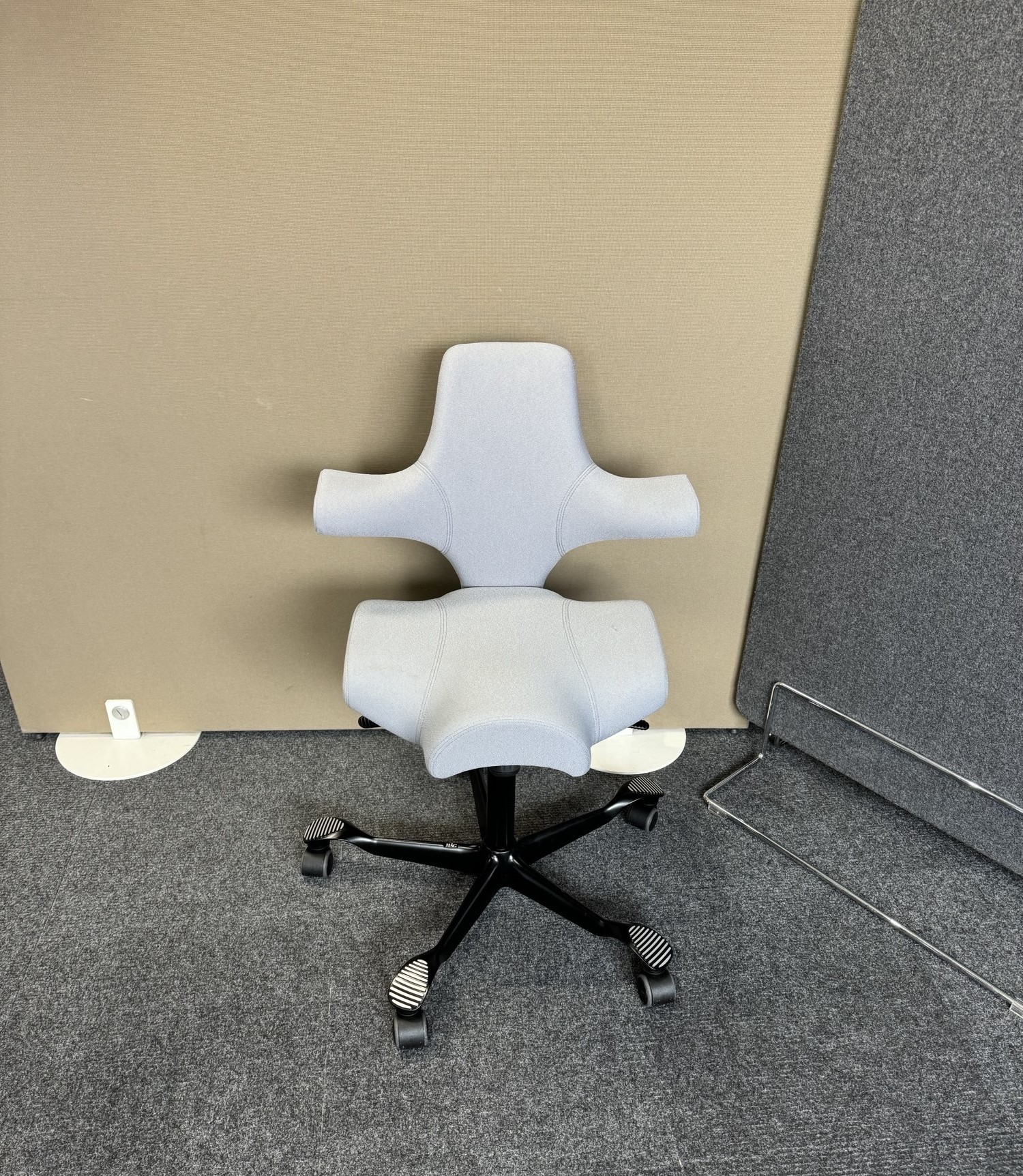 HAG Capisco 8106 Xtreme Hellgrau Bürodrehstuhl Ausstellungsstück