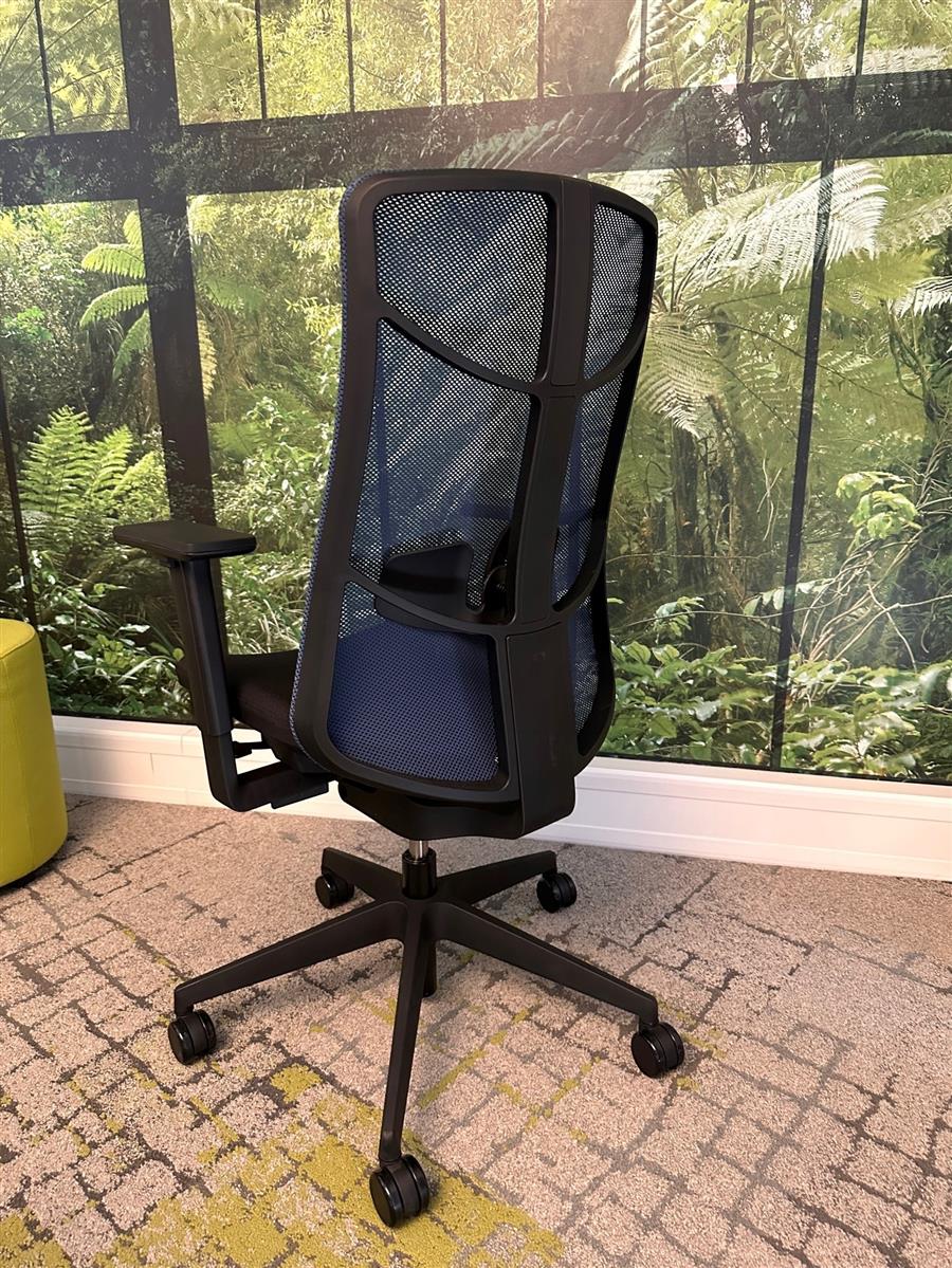 K+N Jet 3 Bürodrehstuhl mit blauen Netzrücken Ausstellungsstück