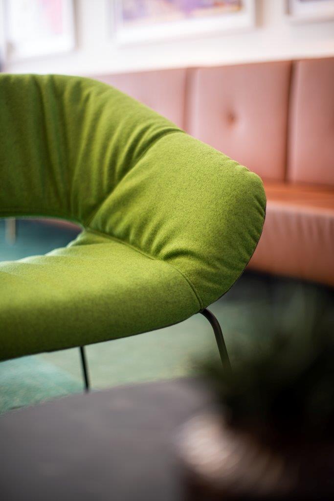 Züco Averio Loungesessel mit Kufengestell, lässig gepolstert