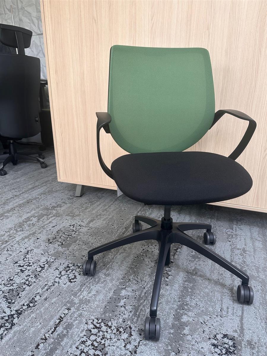 Giroflex 313 Grün mit Schwarzem Sitzpolster Bürodrehstuhl Ausstellungsstück