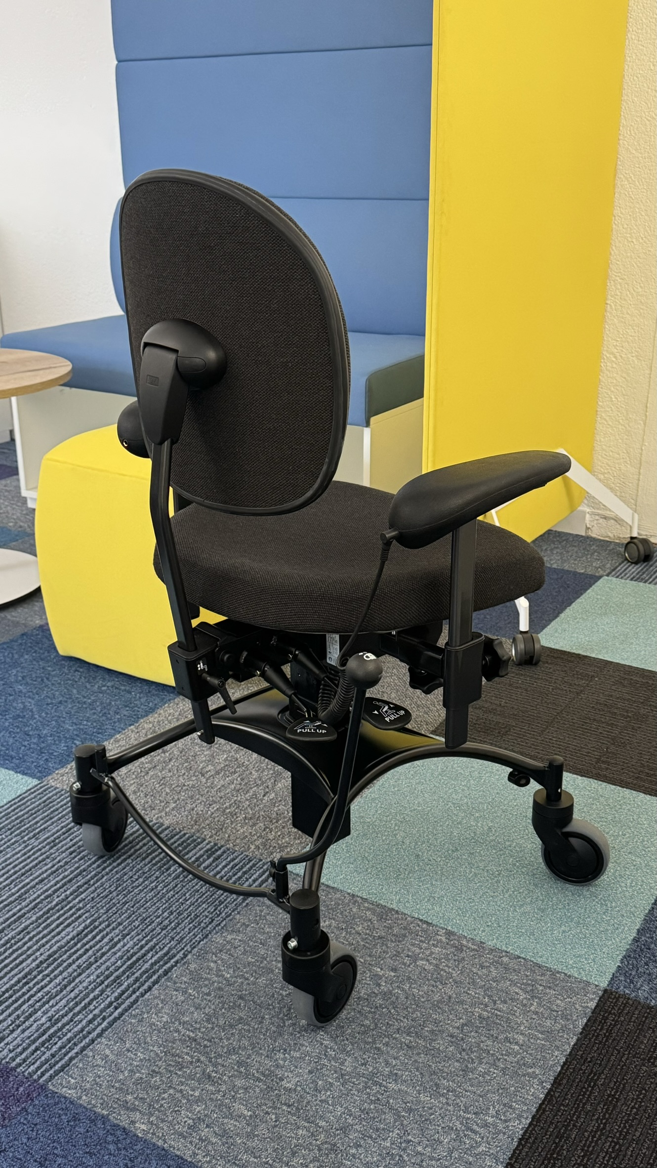 Vela Tango 200EL Therapiestuhl Trippelstuhl Sofort Lieferbar in Stoff Dunkelgrau