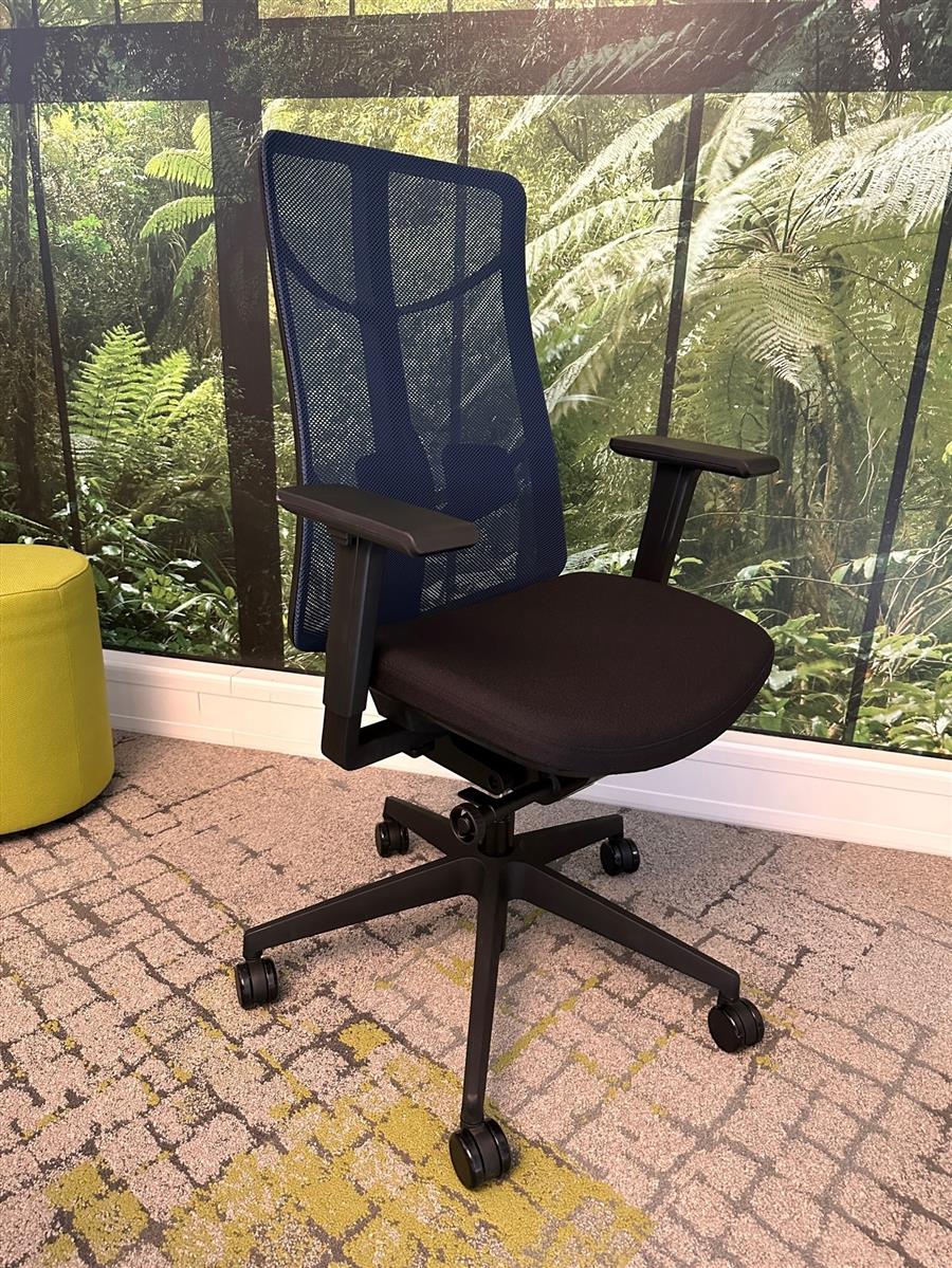 K+N Jet 3 Bürodrehstuhl mit blauen Netzrücken Ausstellungsstück