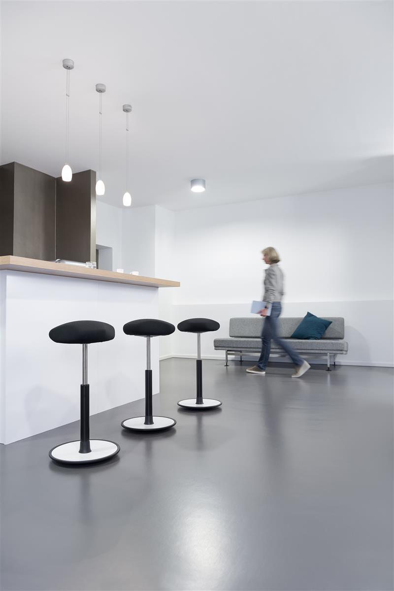 ONGO Free Sitz-Steh-Hocker in verschiedenen Farben