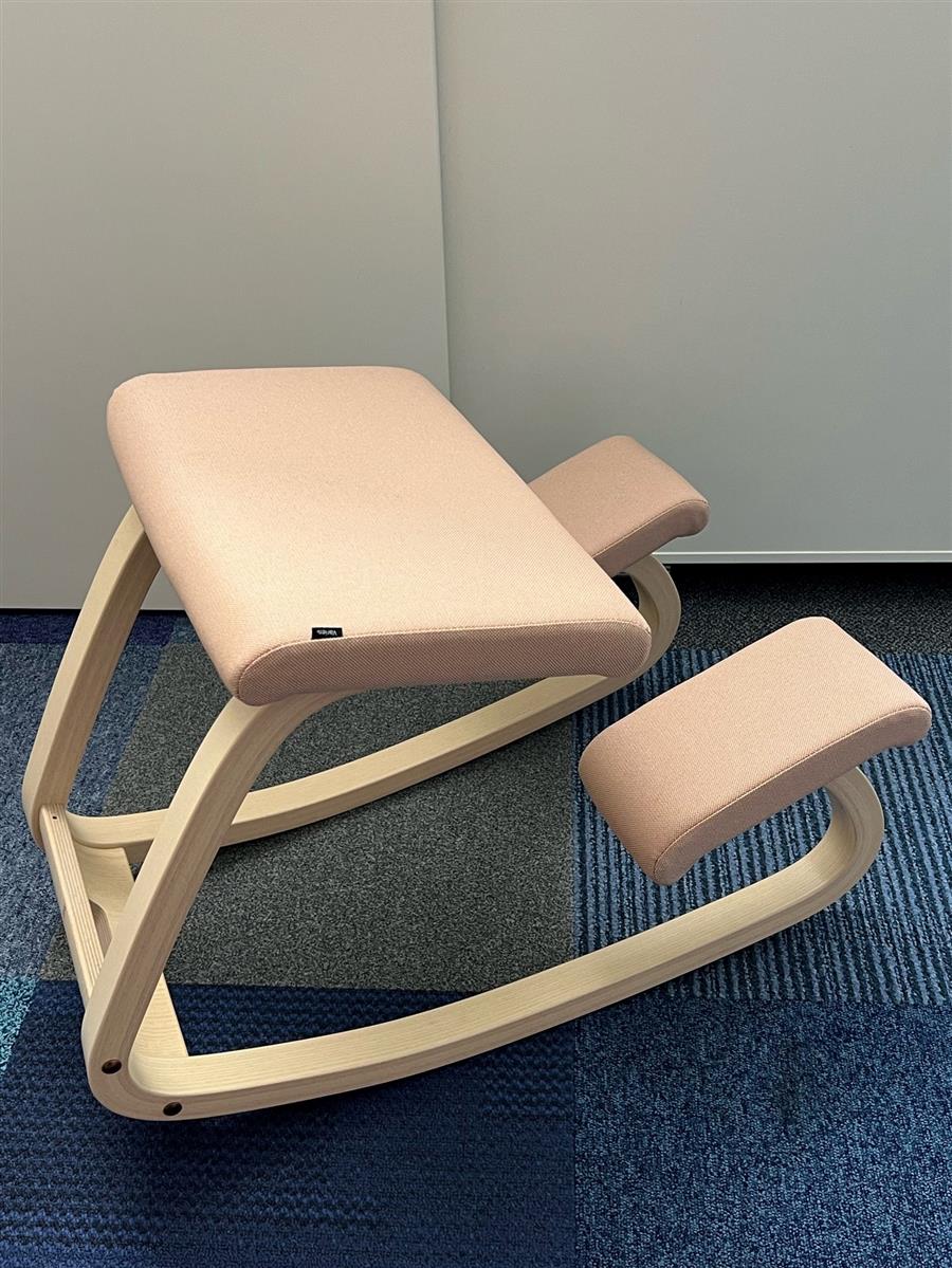 Varier Variable REV414 Balans Kniestuhl - Stoff Aprikose 100213 Gestell Esche Natur