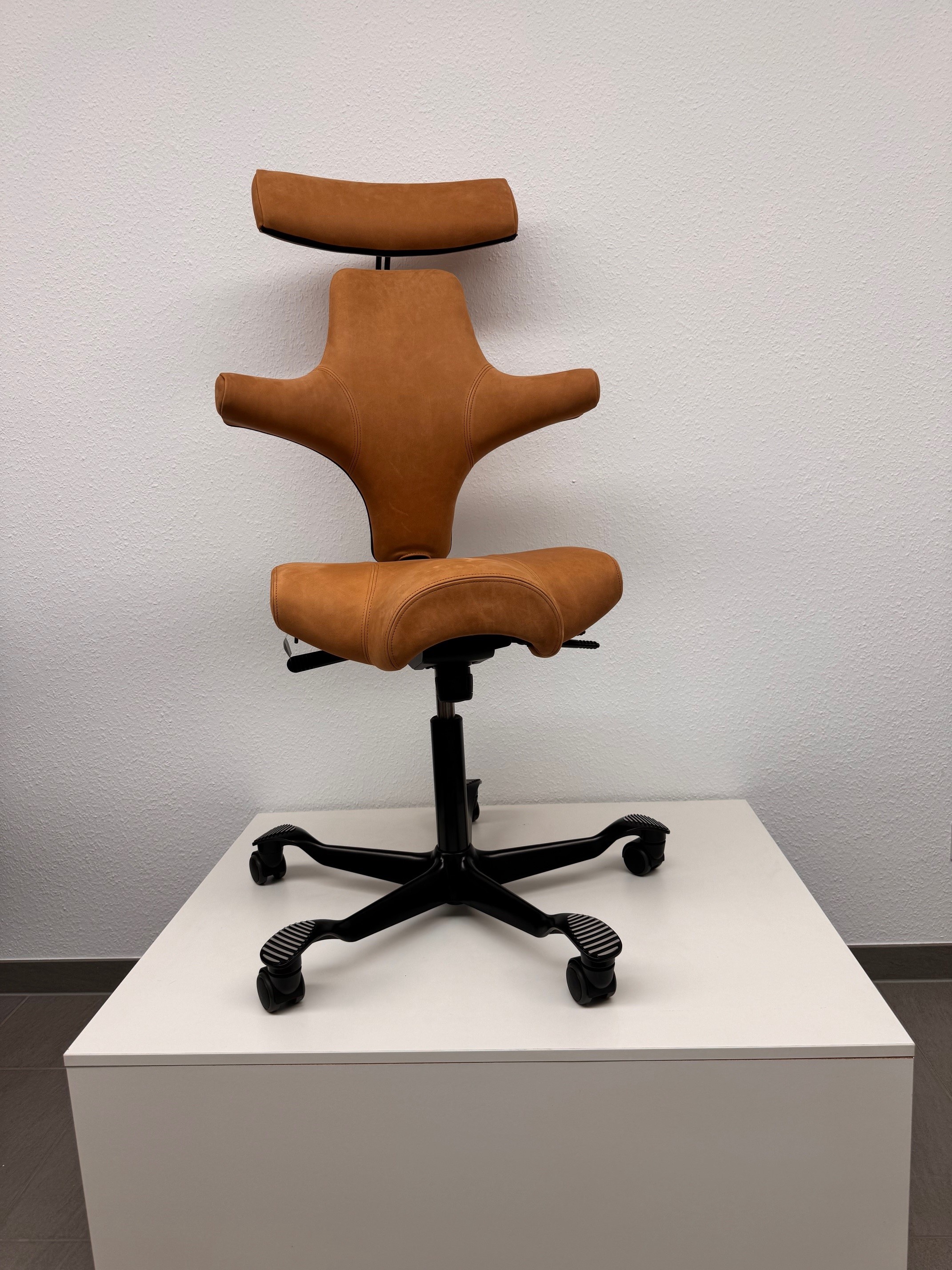 HAG Capisco 8107 - Ausstellungsstück - Bezug Antik Leder Braun