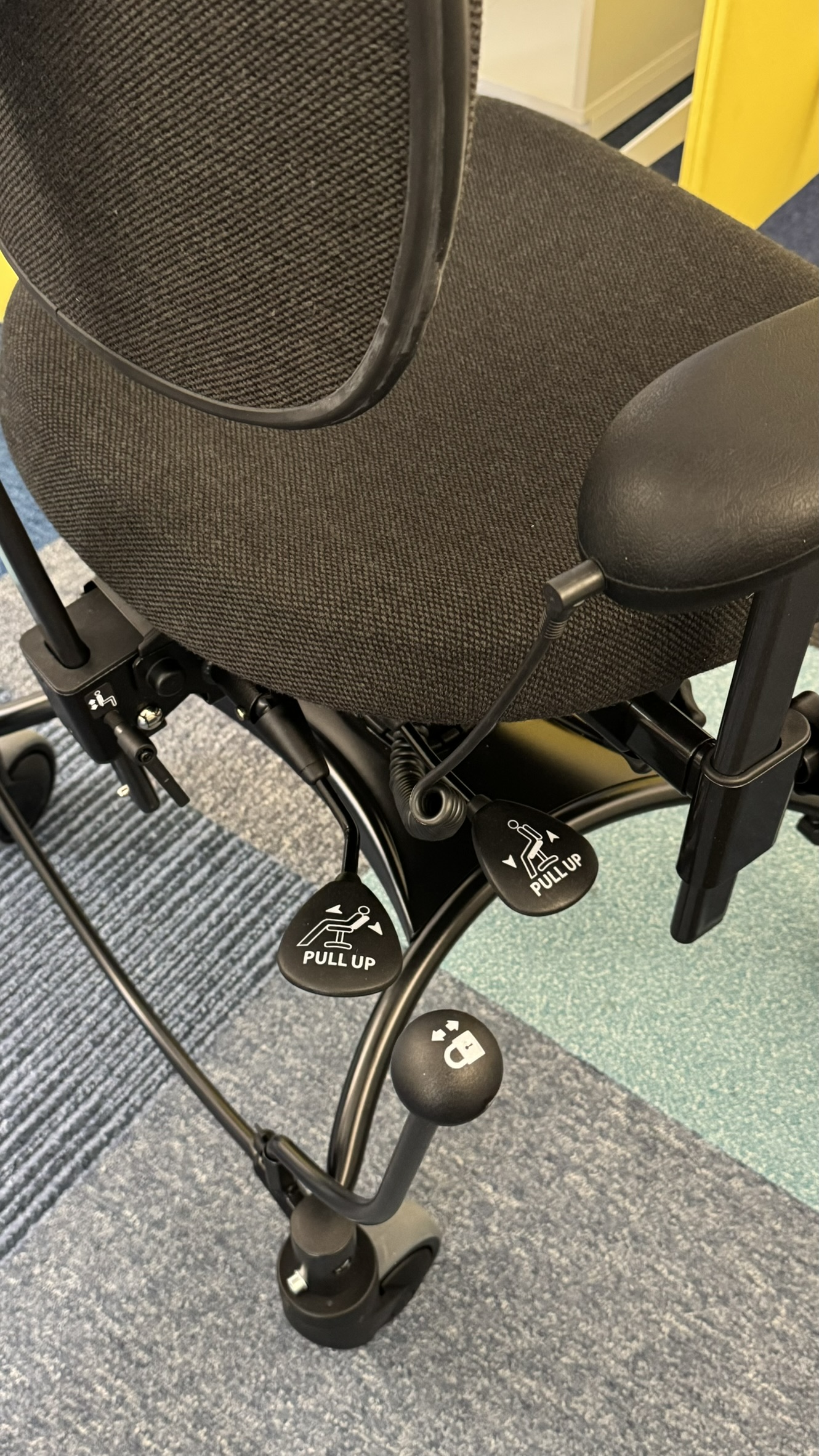 Vela Tango 200EL Therapiestuhl Trippelstuhl Sofort Lieferbar in Stoff Dunkelgrau