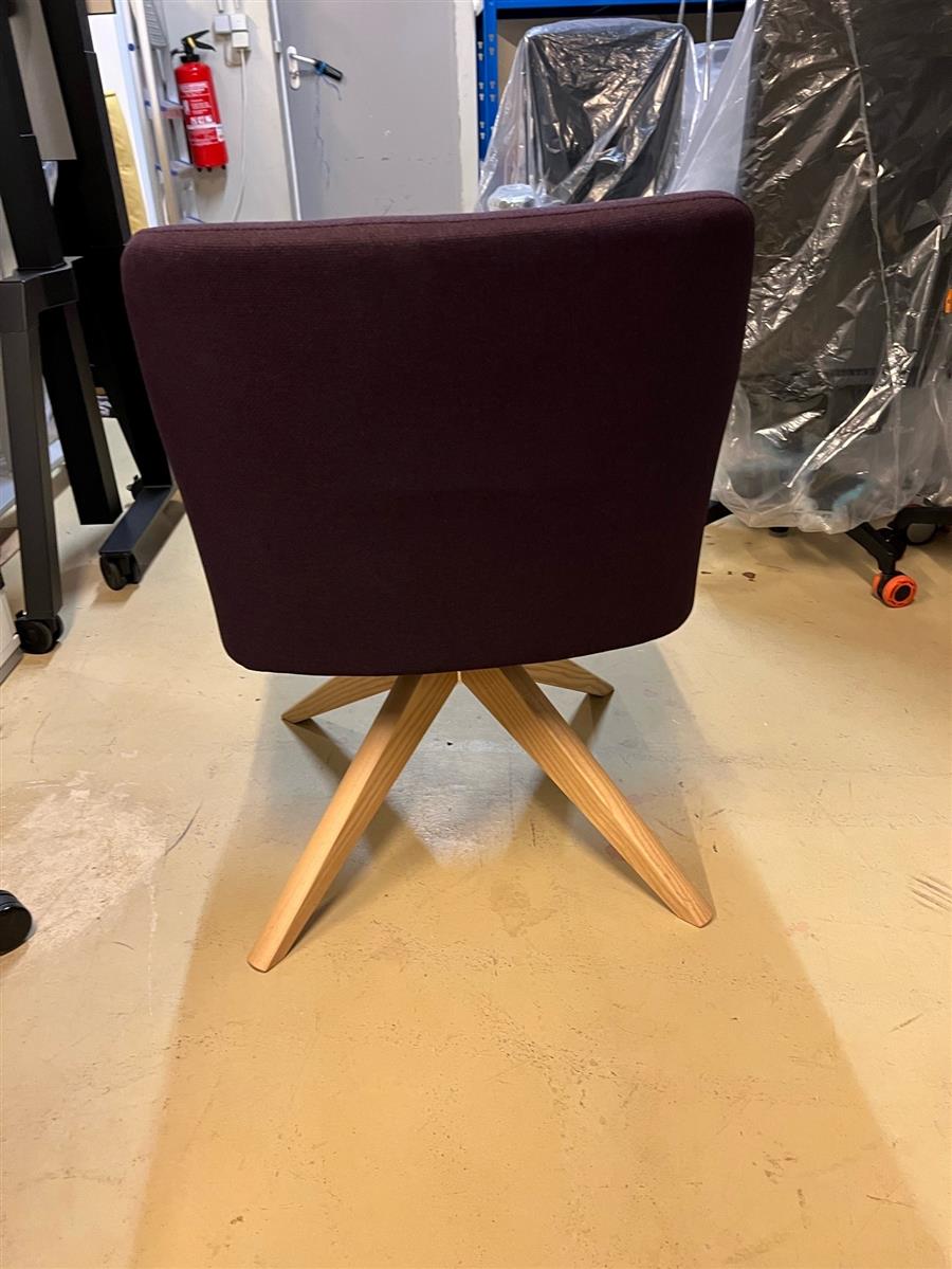 Assmann Loungesessel Lila Holzgestell Ausstellungsstück