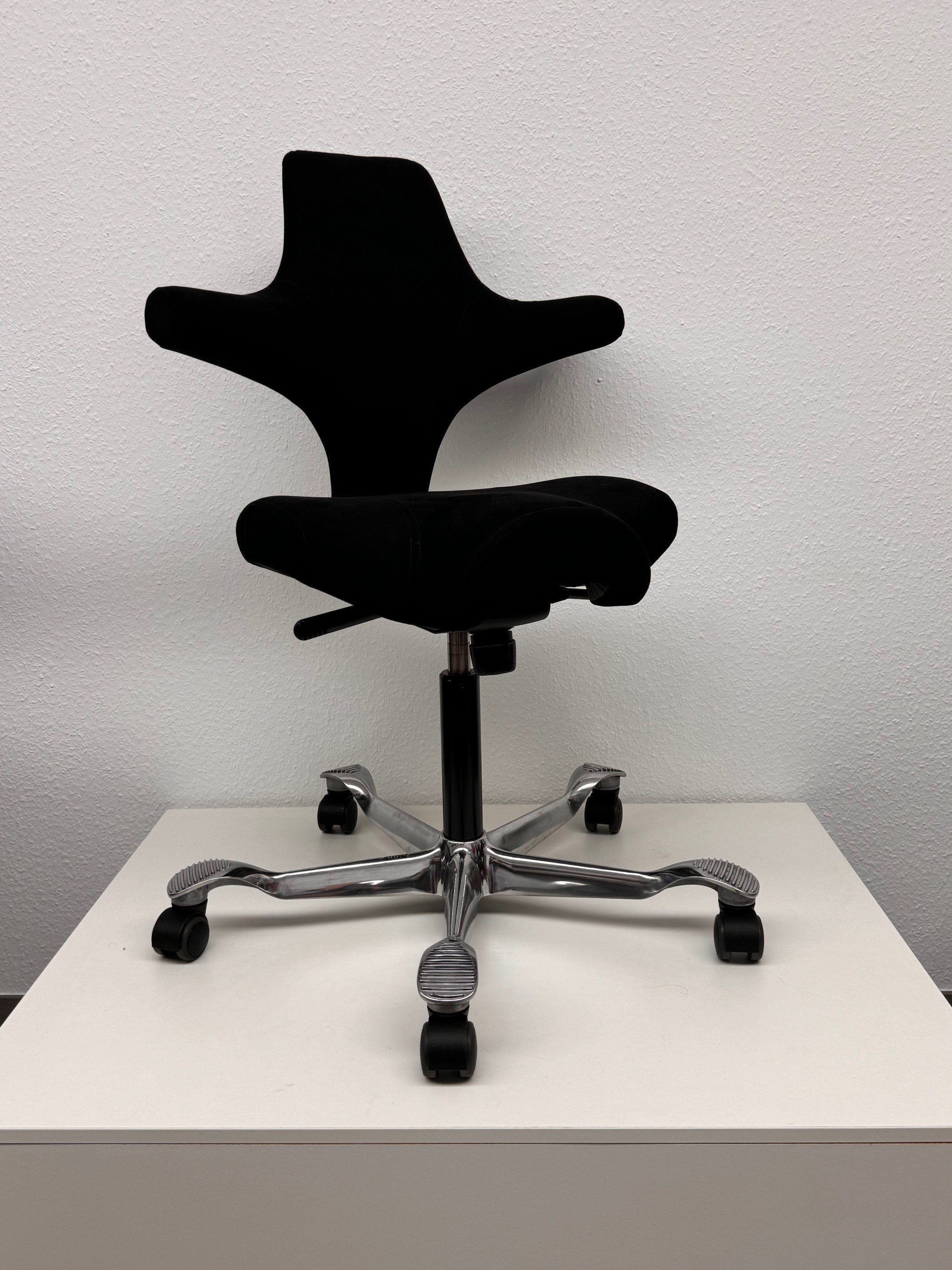 HAG Capisco 8106 - Ausstellungsstück - Bezug Microfaser Schwarz