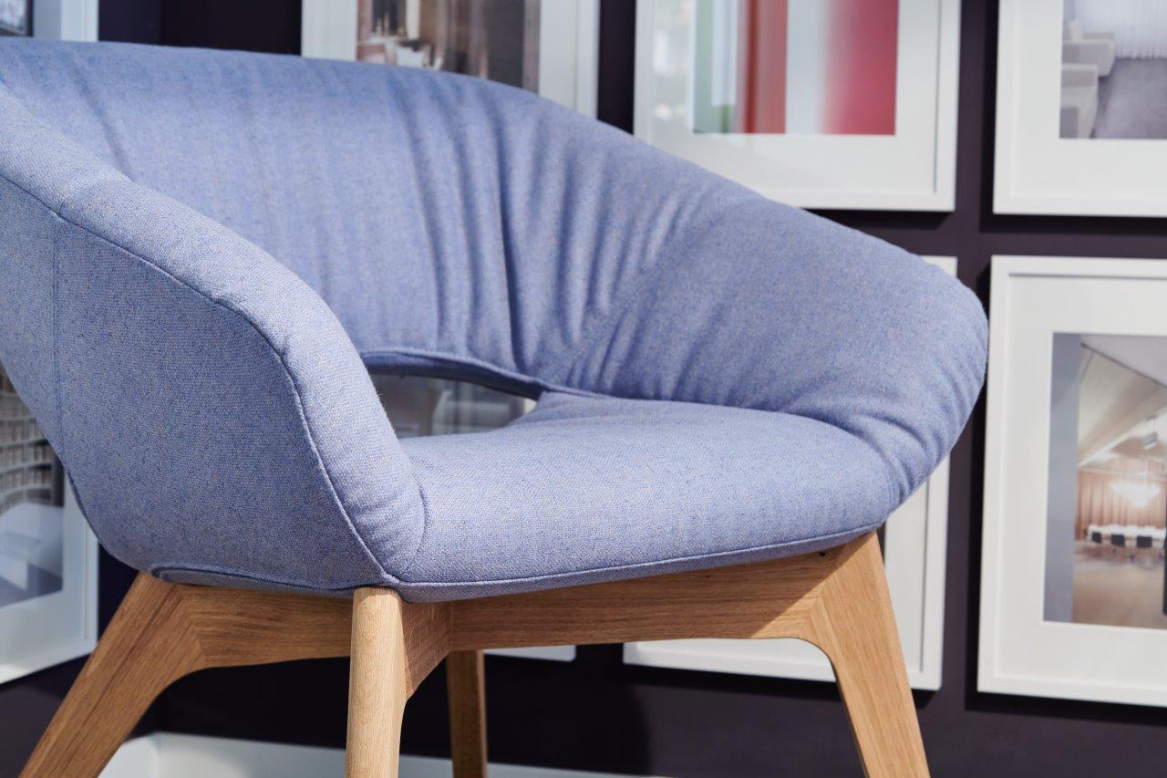 Züco Averio Loungesessel mit Holzgestell, lässig gepolstert