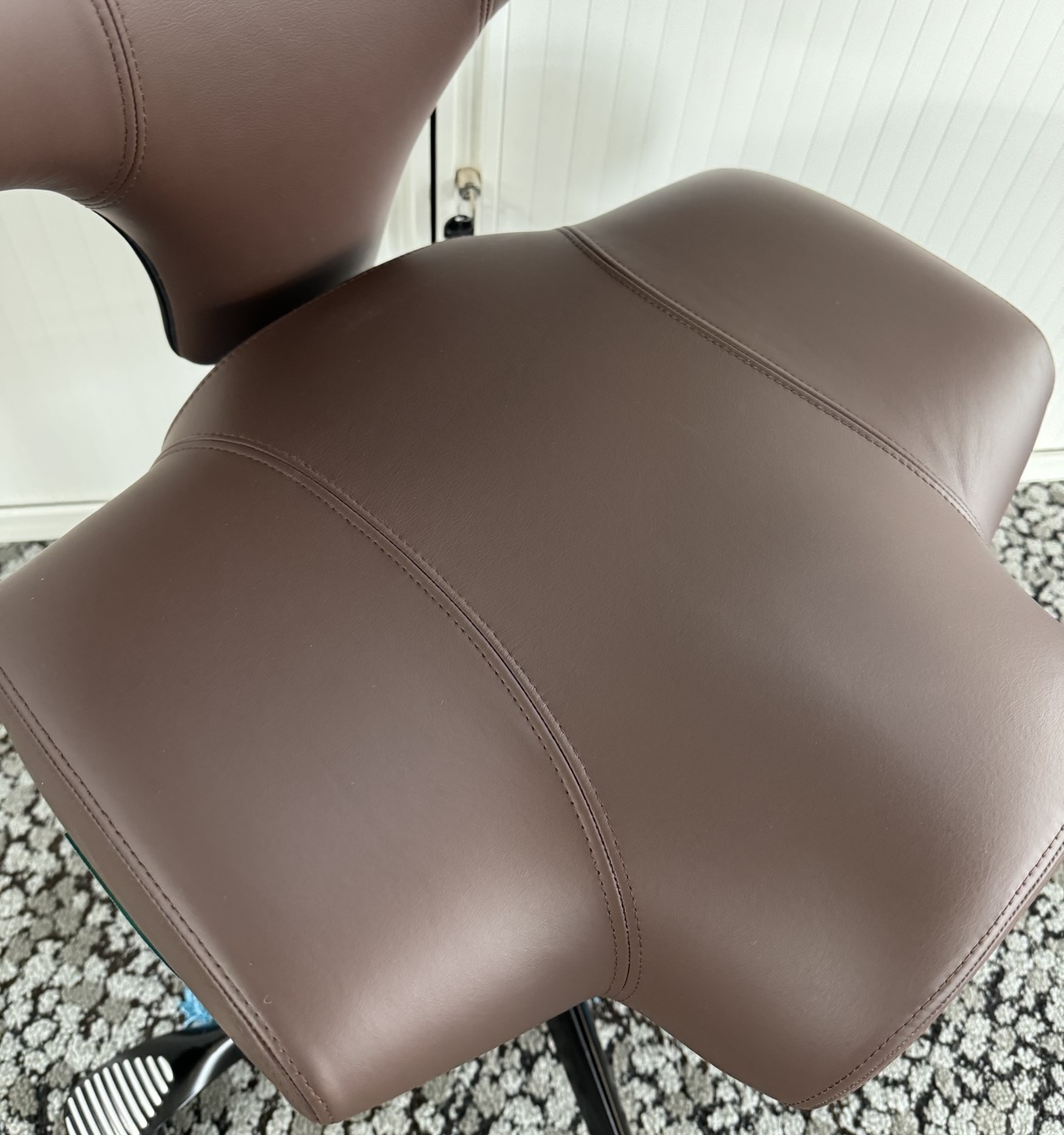 HAG Capisco 8106 Paloma Soft Maroon Dunkelbraun Ausstellungsstück