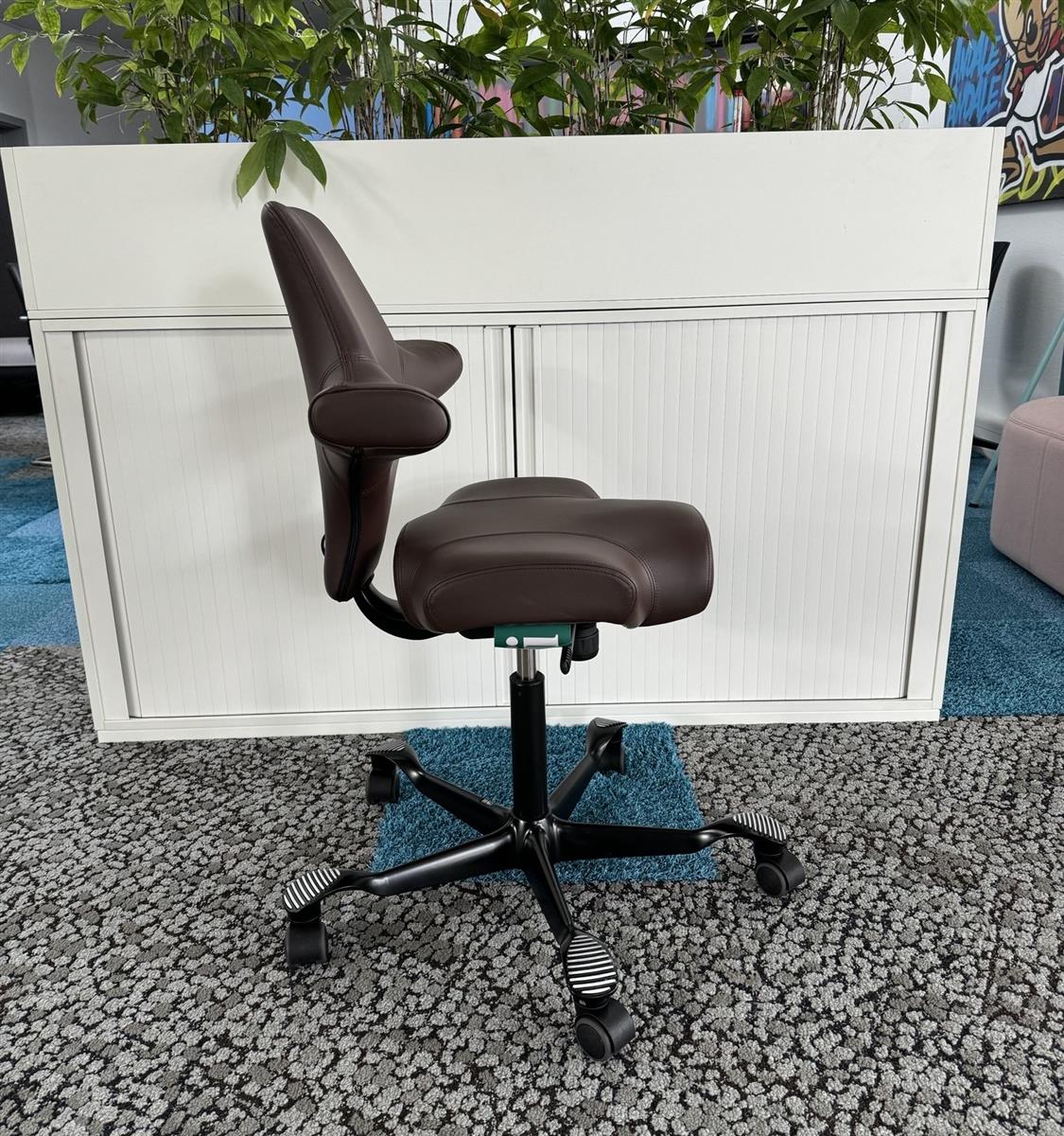 HAG Capisco 8106 Paloma Soft Maroon Dunkelbraun Ausstellungsstück