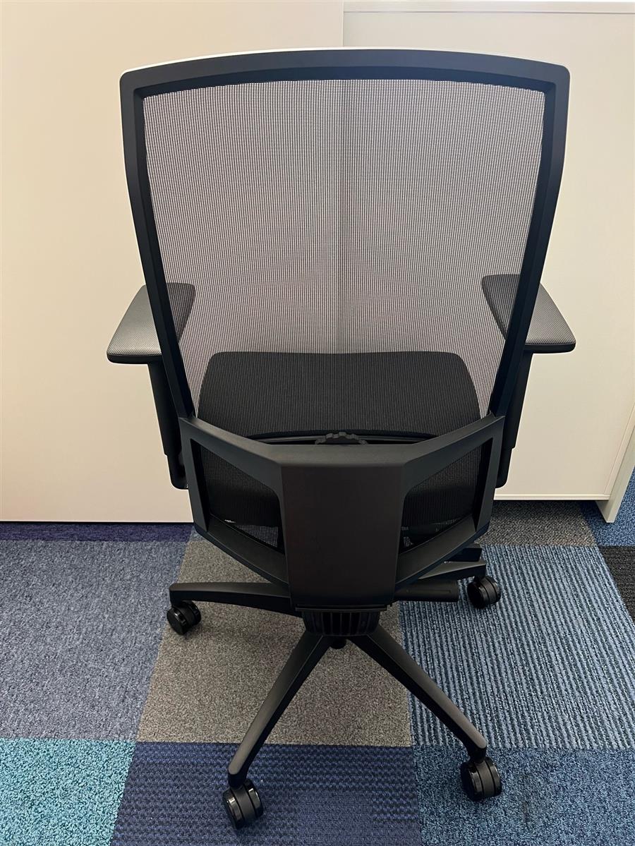 Dauphin Stilo 6758 Drehstuhl Schwarz Netz Ausstellungsstück