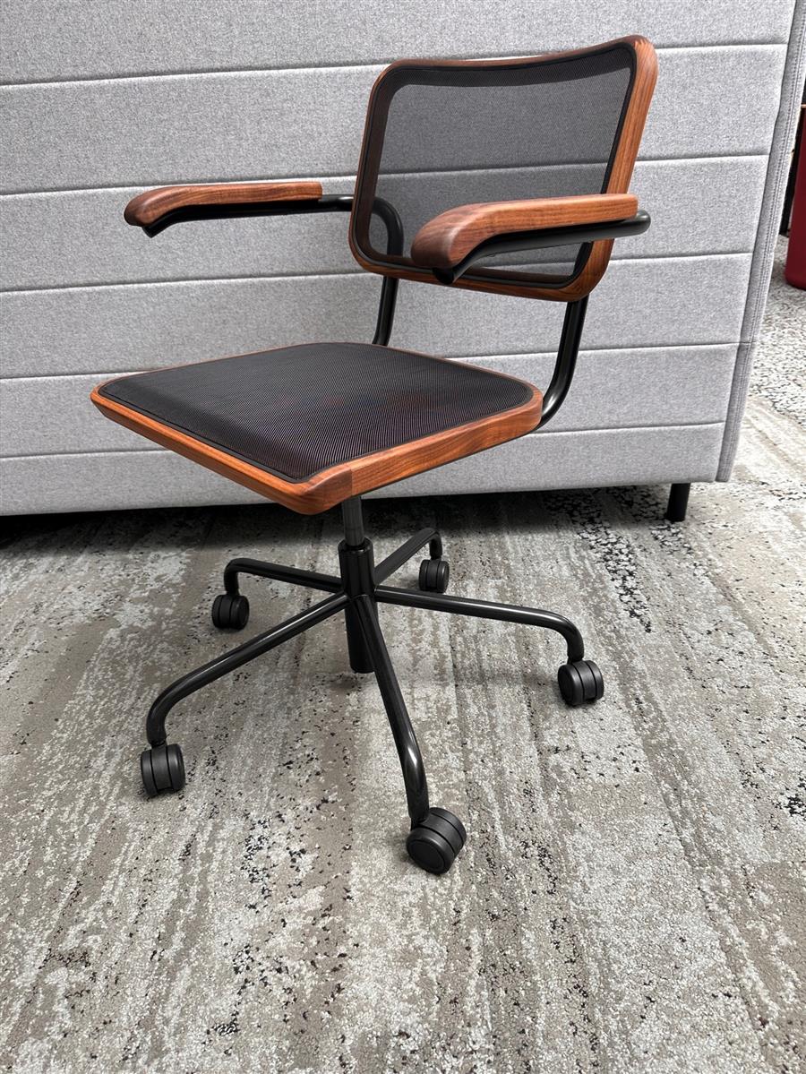 Thonet S64 Pure Meterial Drehstuhl Ausstellungsstück