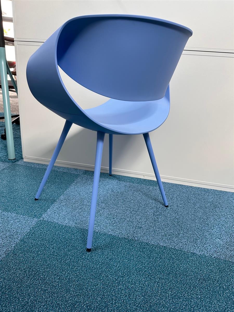 Züco Little Perillo Blau Besucherstuhl Ausstellungsstück