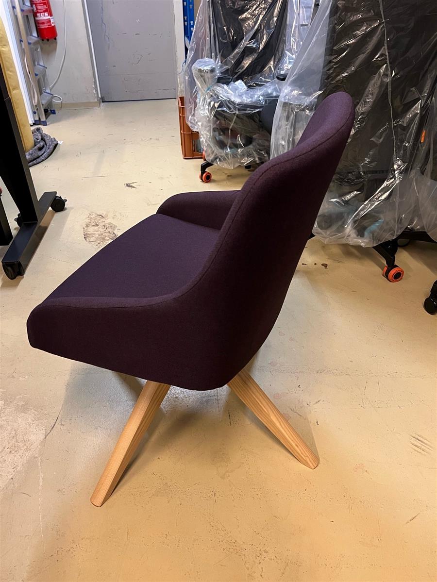 Assmann Loungesessel Lila Holzgestell Ausstellungsstück