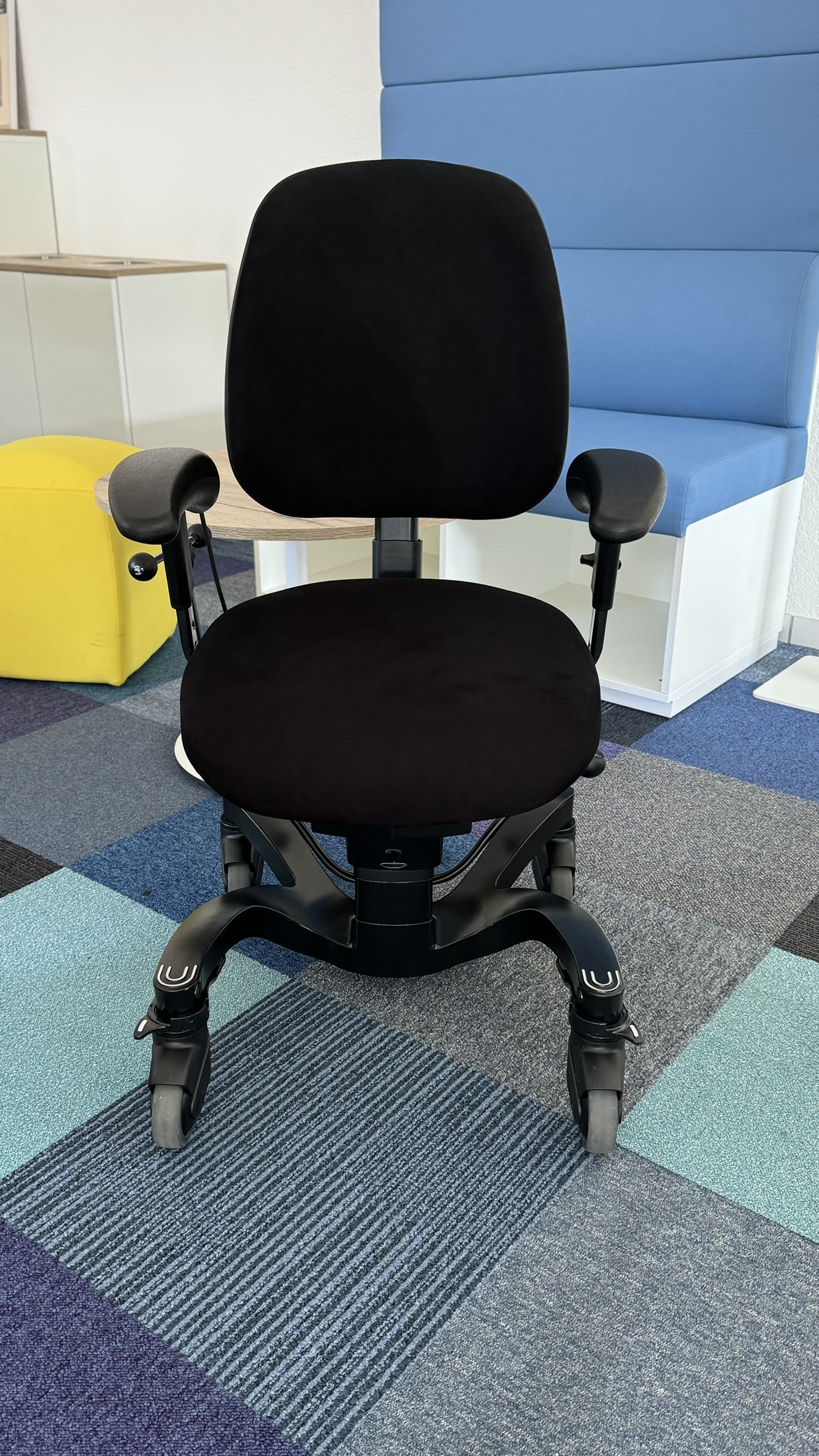 Vela 700E Therapiestuhl Trippelstuhl Sofort Lieferbar in Comfort Schwarz