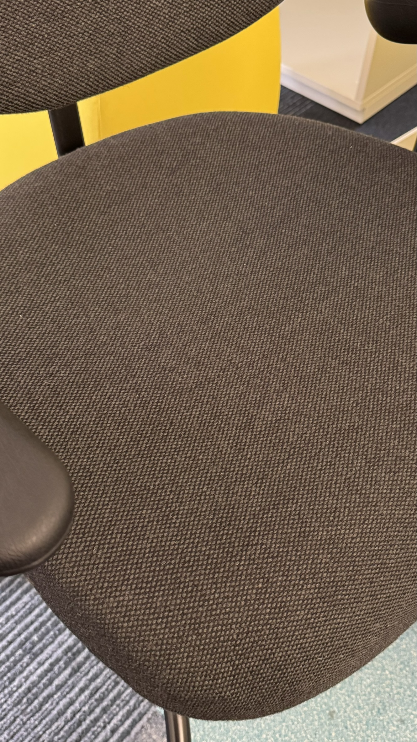 Vela Tango 200EL Therapiestuhl Trippelstuhl Sofort Lieferbar in Stoff Dunkelgrau