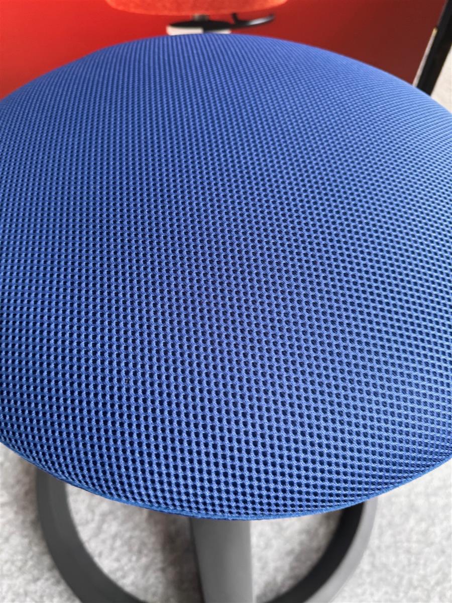 Aeris Swopper Runner Blau Sitzhocker Ausstellungsstück