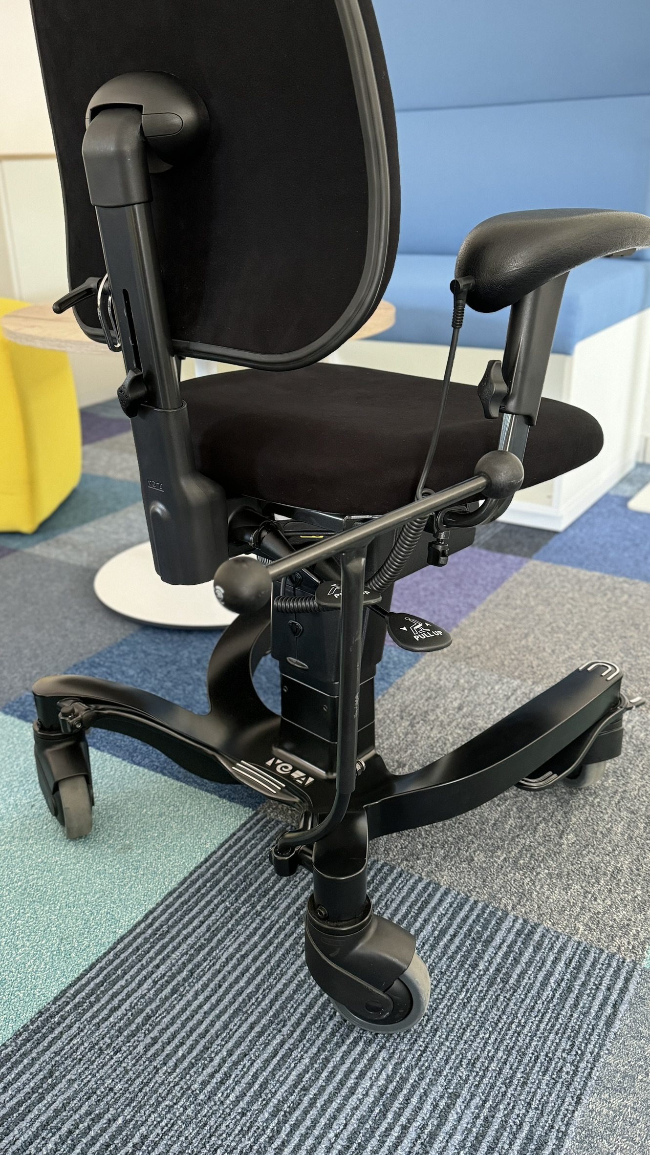 Vela 700E Therapiestuhl Trippelstuhl Sofort Lieferbar in Comfort Schwarz