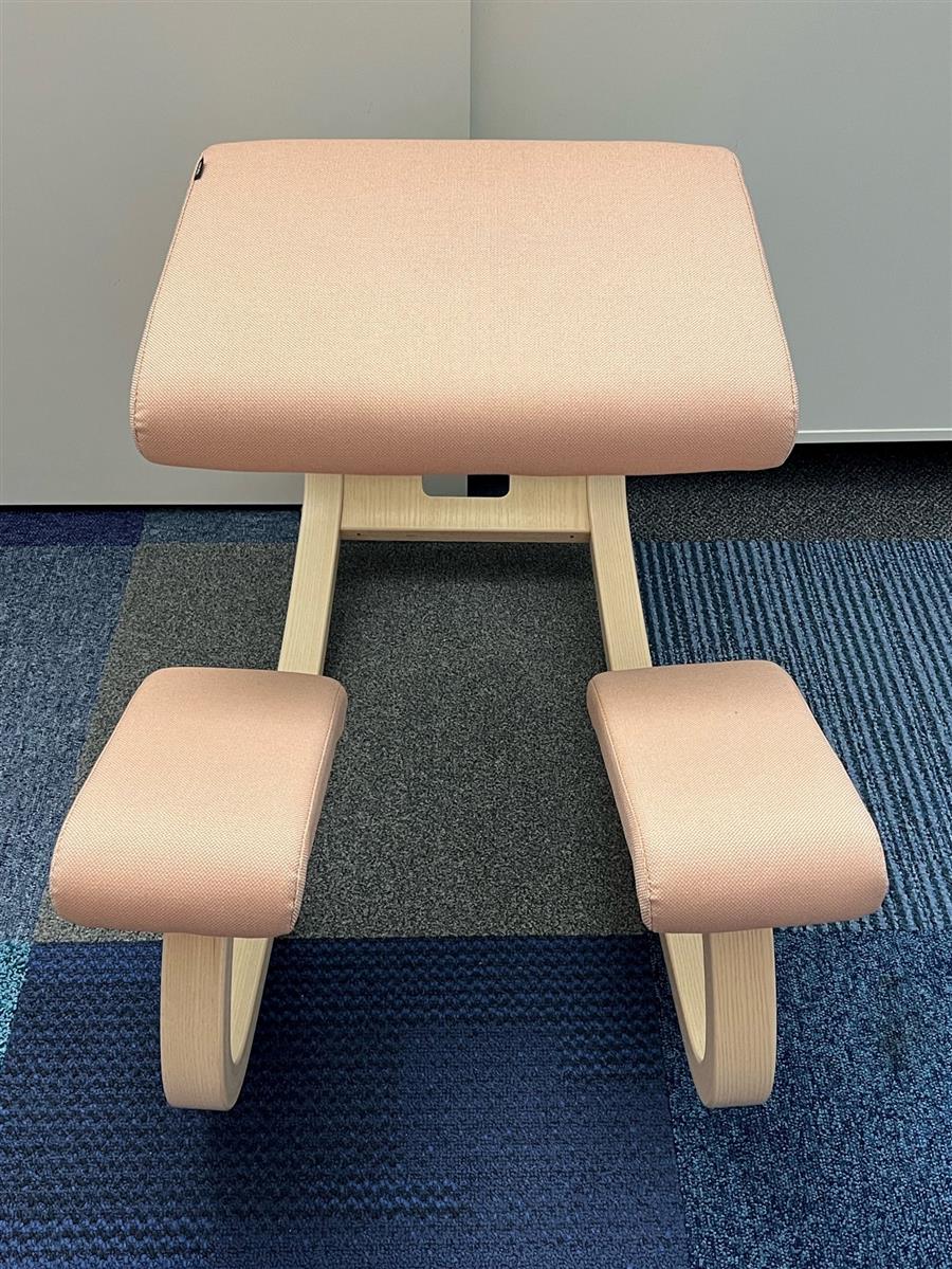 Varier Variable REV414 Balans Kniestuhl - Stoff Aprikose 100213 Gestell Esche Natur