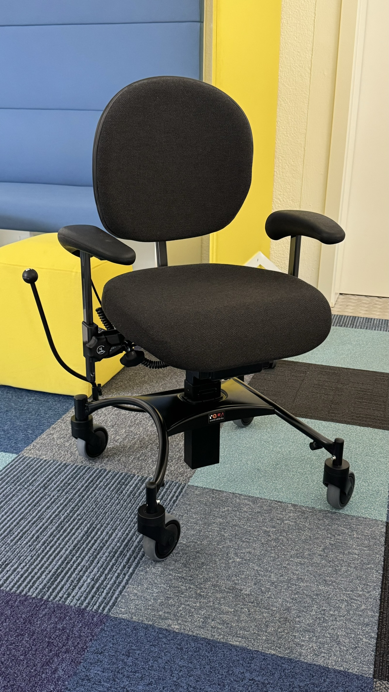 Vela Tango 200EL Therapiestuhl Trippelstuhl Sofort Lieferbar in Stoff Dunkelgrau