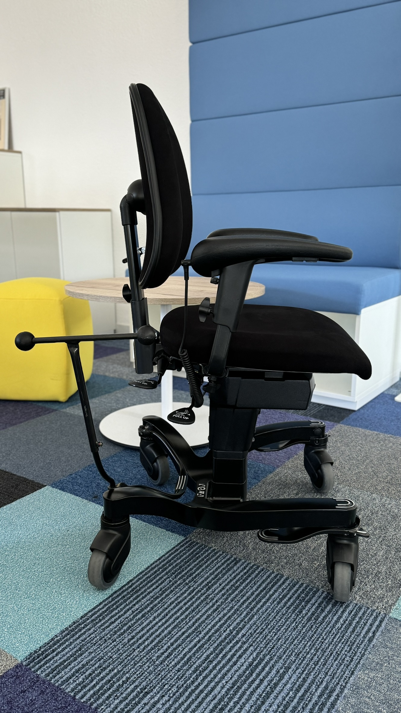 Vela 700E Therapiestuhl Trippelstuhl Sofort Lieferbar in Comfort Schwarz