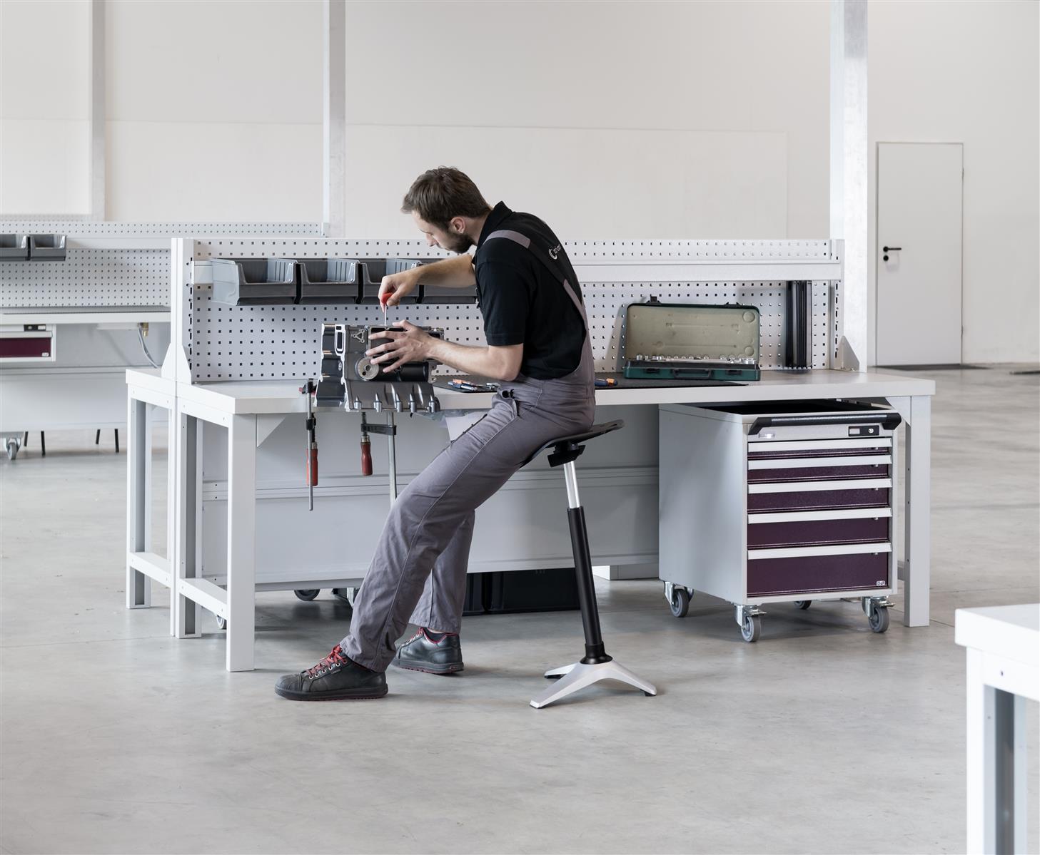 ONGO Stand mit Sattelsitz und optionalem Polster