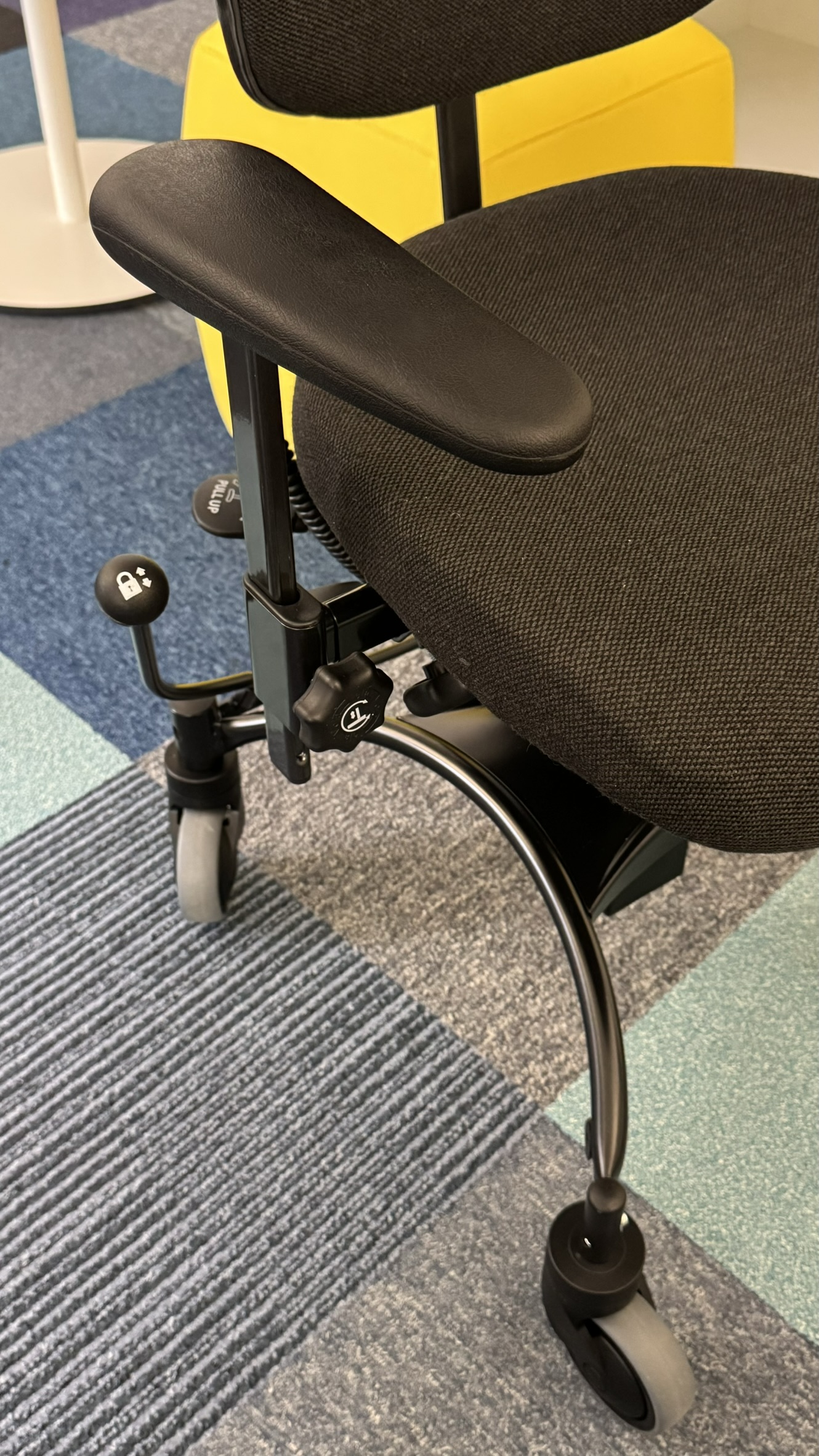 Vela Tango 200EL Therapiestuhl Trippelstuhl Sofort Lieferbar in Stoff Dunkelgrau