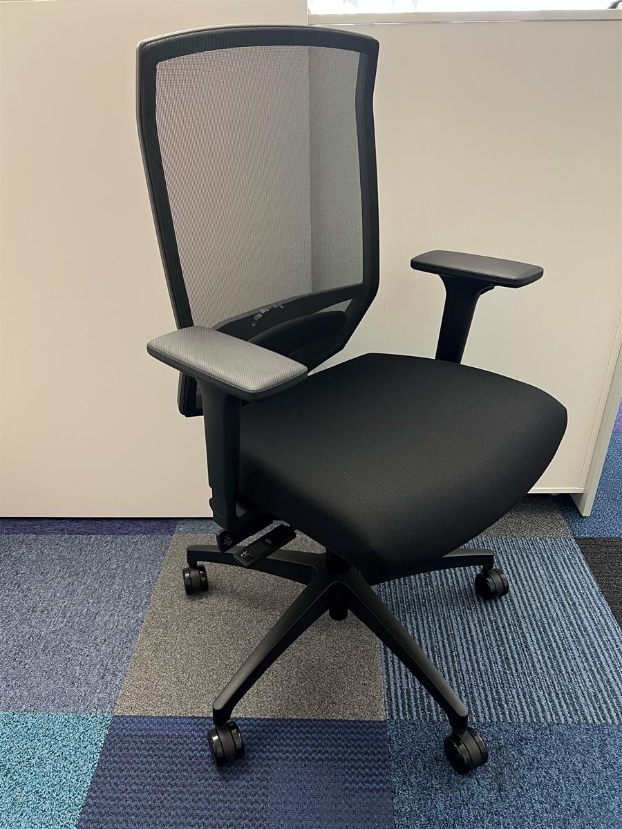 Dauphin Stilo 6758 Drehstuhl Schwarz Netz Ausstellungsstück